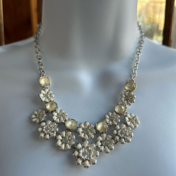 Jewelry White Daisy & Gems Statement Necklace - Picture 1 of 8